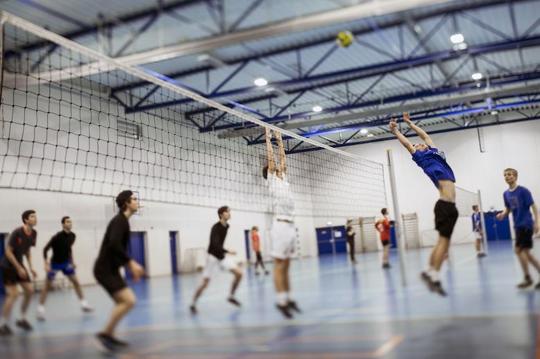Elever spiller volleyball - Klikk for stort bilde