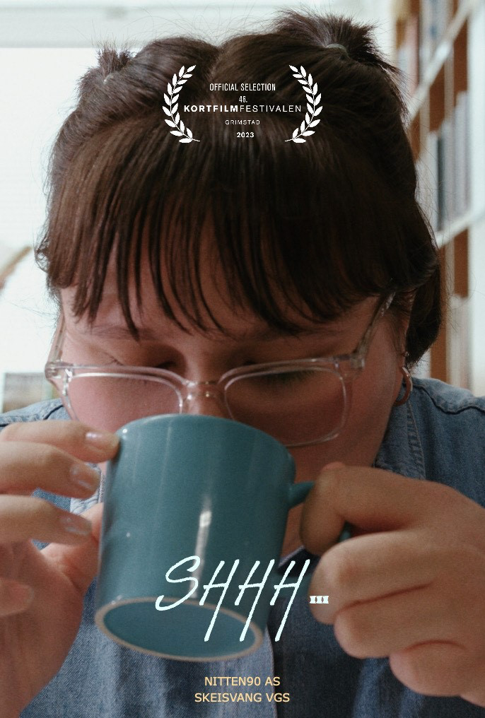 Bilde som viser en jente som drikker av en kaffikopp. Stillbilde fra kortfilmen Shh - Klikk for stort bilde